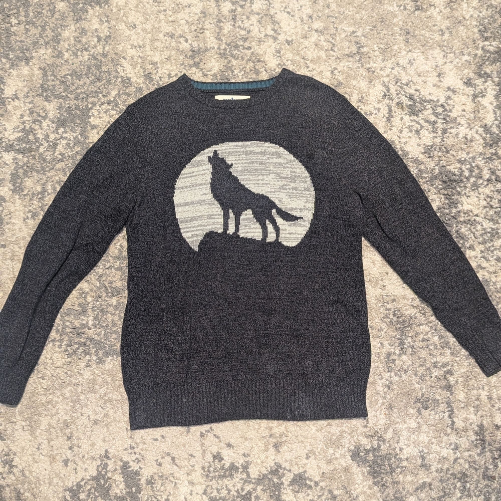 Urban Pipeline Gray Crewneck Sweater with Striking Wolf Design